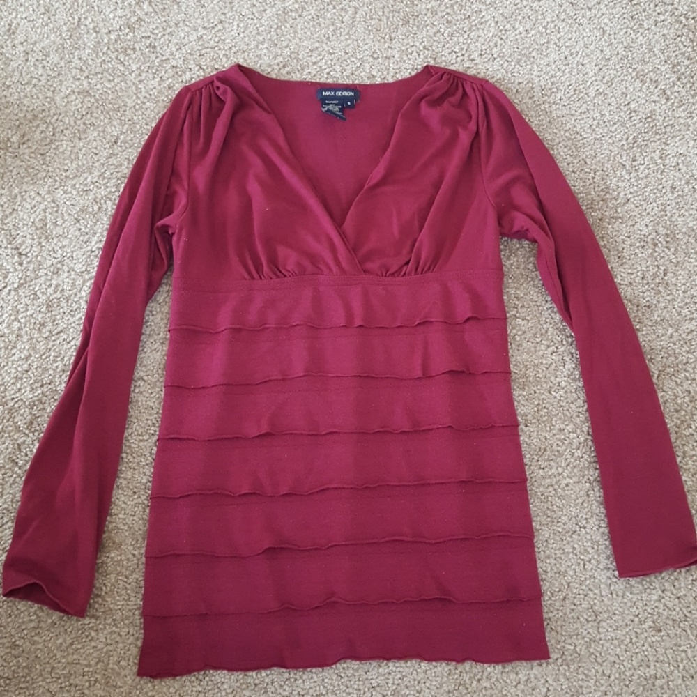 Max Edition burgundy ruffled top size small vneck